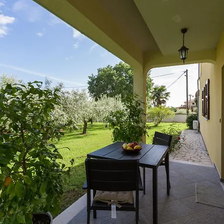 Apartment Adelia Mit Pool, Grill Und Terrasse