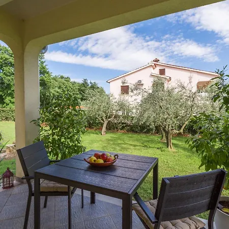 Apartment Adelia Mit Pool, Grill Und Terrasse *