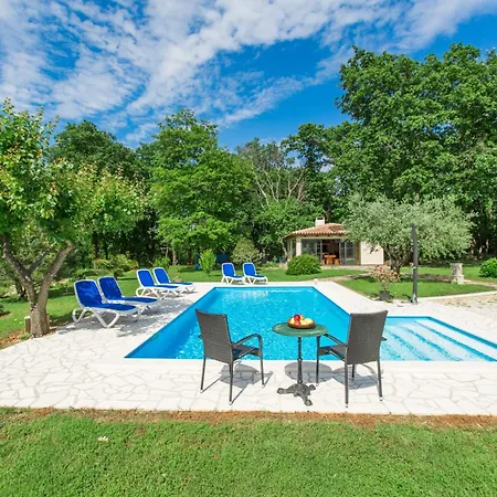 Apartment Adelia Mit Pool, Grill Und Terrasse *