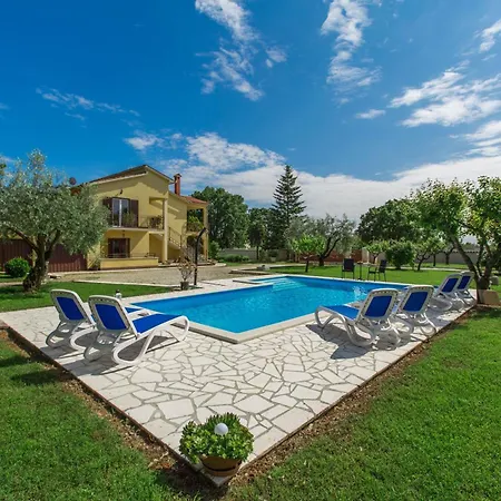 Adelia Mit Pool, Grill Und Terrasse *