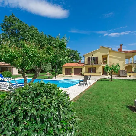 Adelia Mit Pool, Grill Und Terrasse